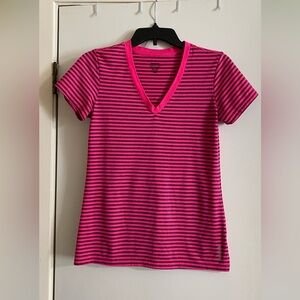 Reebok women’s V-neck play dry T-shirt small